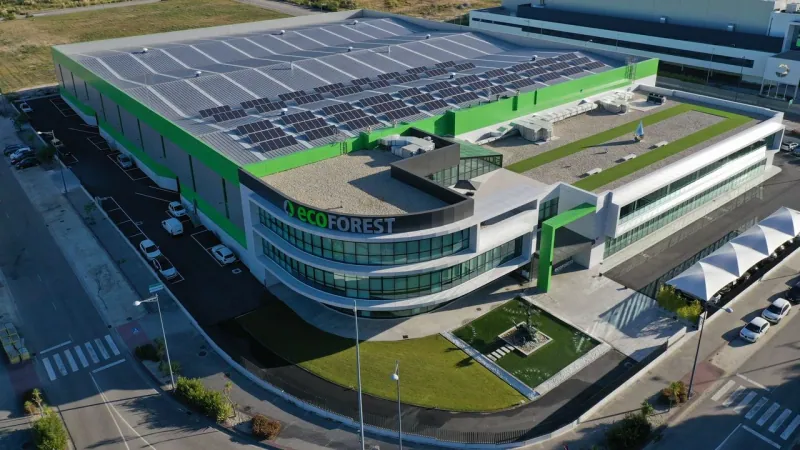Edificio de Ecoforest con paneles solares en la cubierta.